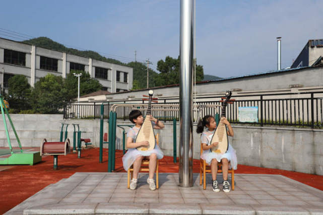 安吉县天荒坪小学的老师们笑开了花,今天收到了学生们亲手颁发的奖状