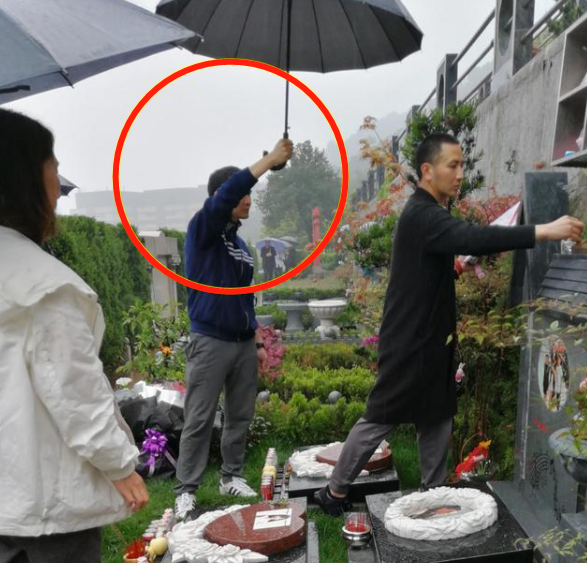 林生斌和朱舅舅关系的变化从两人昔日合照不难看出