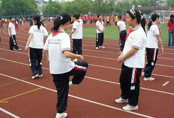 教育部中考體育將與語數外同分值雙減空餘時間學生有事做了