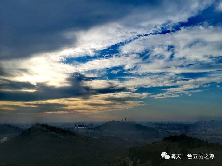 古城峄城:清风醉晚霞,暮色浴群山