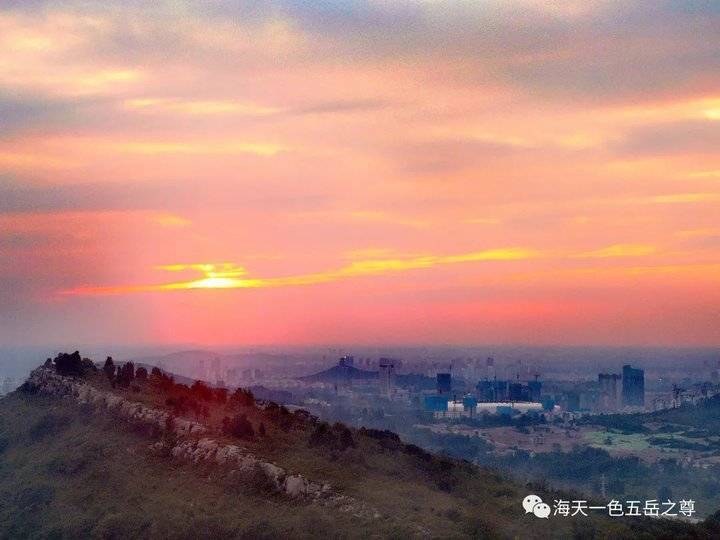 古城峄城:清风醉晚霞,暮色浴群山