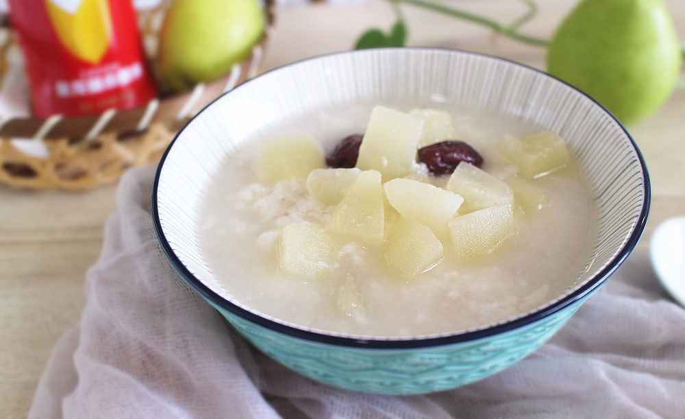 推荐食谱:雪梨糯米红枣粥说起秋天的水果,不得不提到梨,小时候保鲜