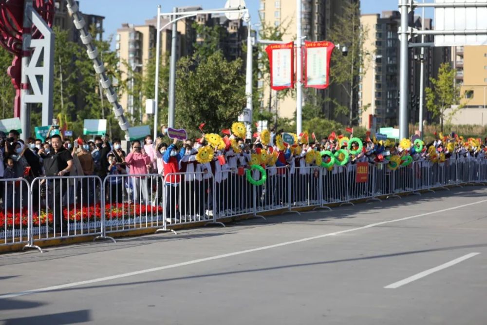 万众瞩目今天十四运会和残特奥会火炬在商洛传递