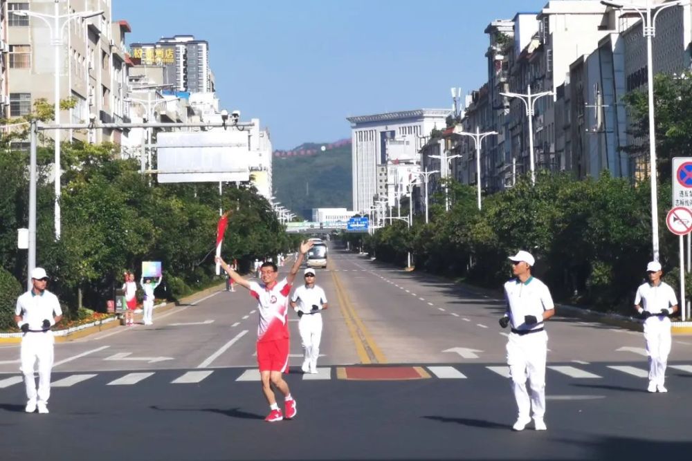 万众瞩目今天十四运会和残特奥会火炬在商洛传递