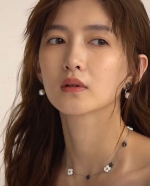 江疏影写真幕后花絮曝光怼脸拍憔悴无神撞脸谢娜