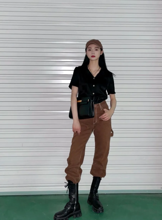 周洁琼私服照释出 故意把驼色长裤套在靴筒内 太显腿长了 全网搜