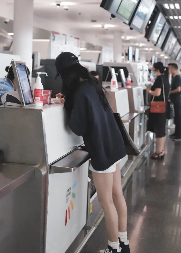 徐璐机场生图曝光，看到她无滤镜下的真实腿型，这谁夸得出口？