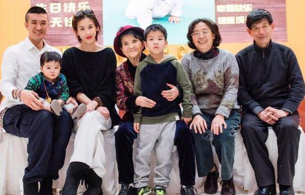 黄圣依教师节感谢妈妈,邓传理端庄优雅大气,母女同框似姐妹