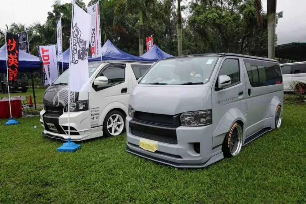 这是一款5代海狮低车顶van车型,改装除了加宽体外,还在车头增加了前唇