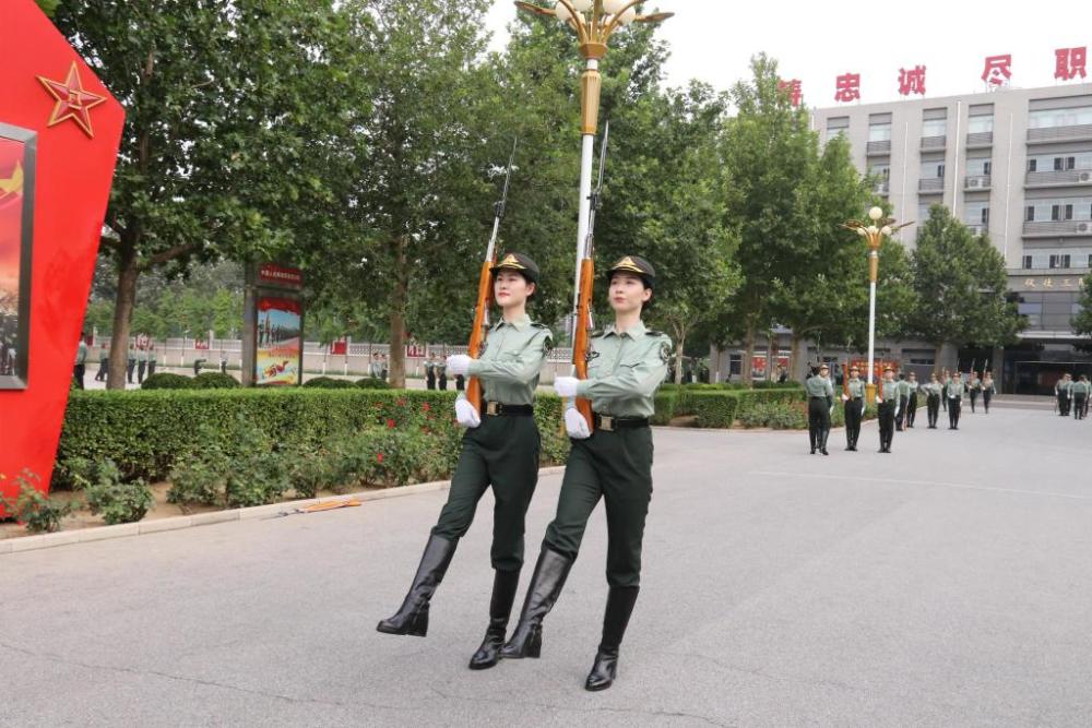 退役女儀仗兵亮相青島大學軍訓場 這個大三學姐不一般