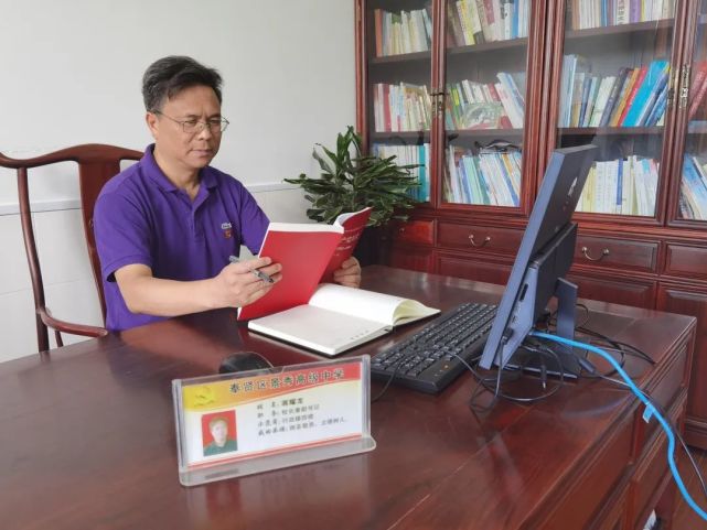 上海奉贤人,1985年7月上海师范大学物理系毕业,获学士学位,中学高级