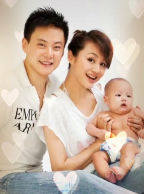 曹颖晒全家福辟谣女儿传闻并拒绝再生 10岁儿子俊朗帅气