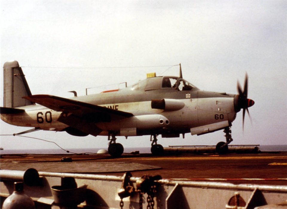 维克兰特号上的布雷盖贸易风br.1050反潜机.