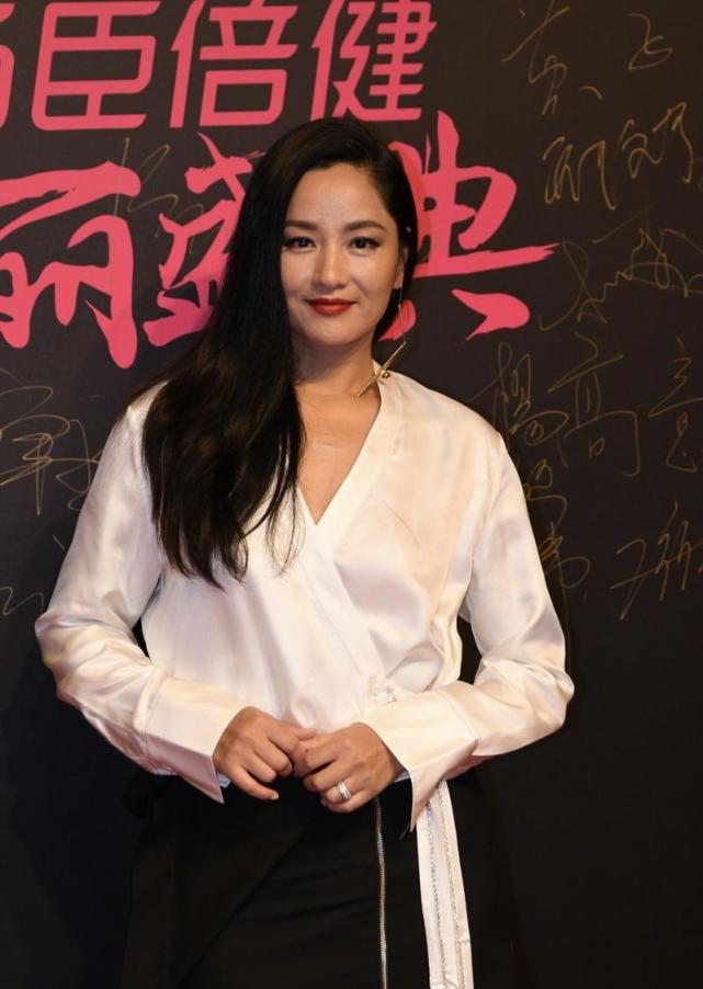 50岁的瞿颖气质全开!穿白色衬衫搭配黑色半身裙亮相活动,超洋气