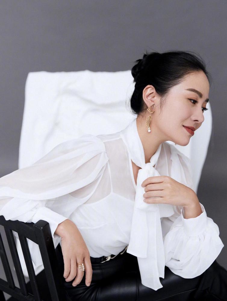 41岁叶璇穿衣真大胆身穿黑色挂脖礼服裙亮相活动优雅大气