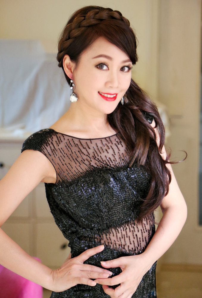 51岁的梁小冰魅力不减,穿一件粉色的修身连衣裙亮相,高级时髦