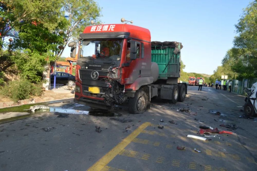 三車事故車毀人亡丨一線微觀