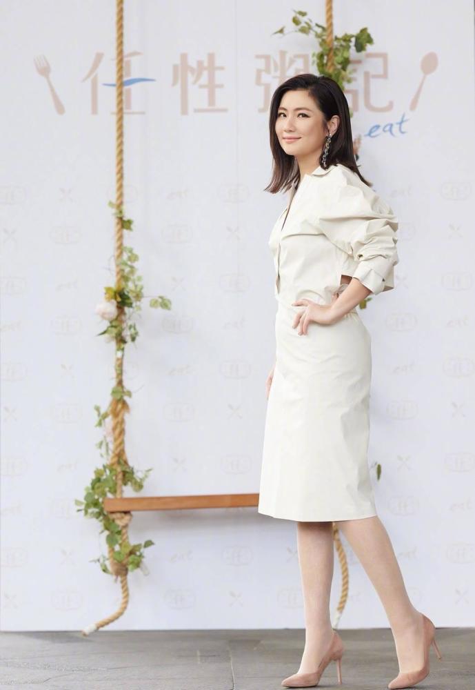 任家萱selina气质感满分白色西服搭配印花长裤文艺范十足