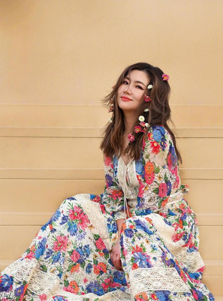 任家萱selina气质感满分白色西服搭配印花长裤文艺范十足