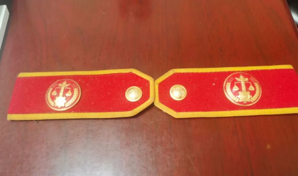 采访中,他向我们展示了他一直珍藏在身边的天平肩章.