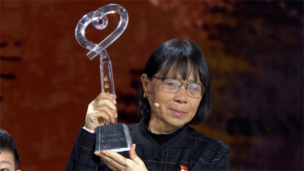 九死无悔为点灯网友盛赞张桂梅值得世上最美的褒奖