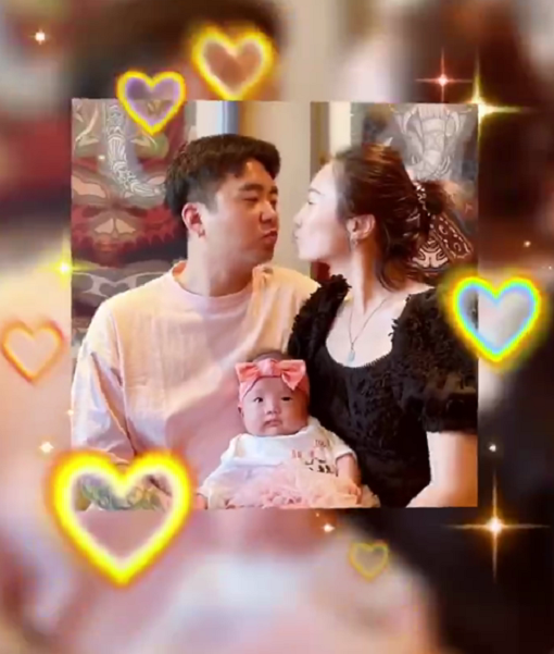 另一张照片中,肖涵和老公一起出镜为女儿庆祝,身为妈妈的肖涵扎着丸子