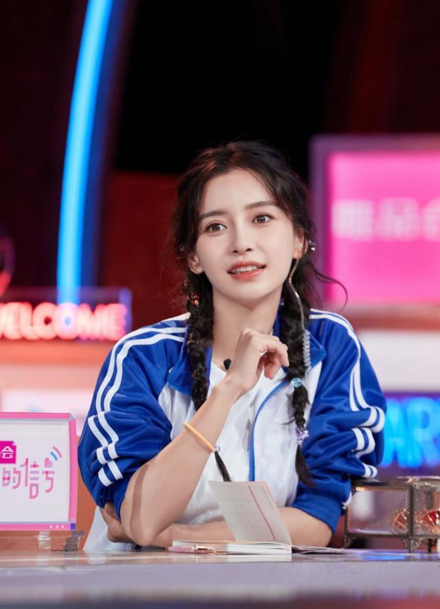 杨颖解锁双马尾蓝白校服美照,青春气息扑面而来,实在美极了