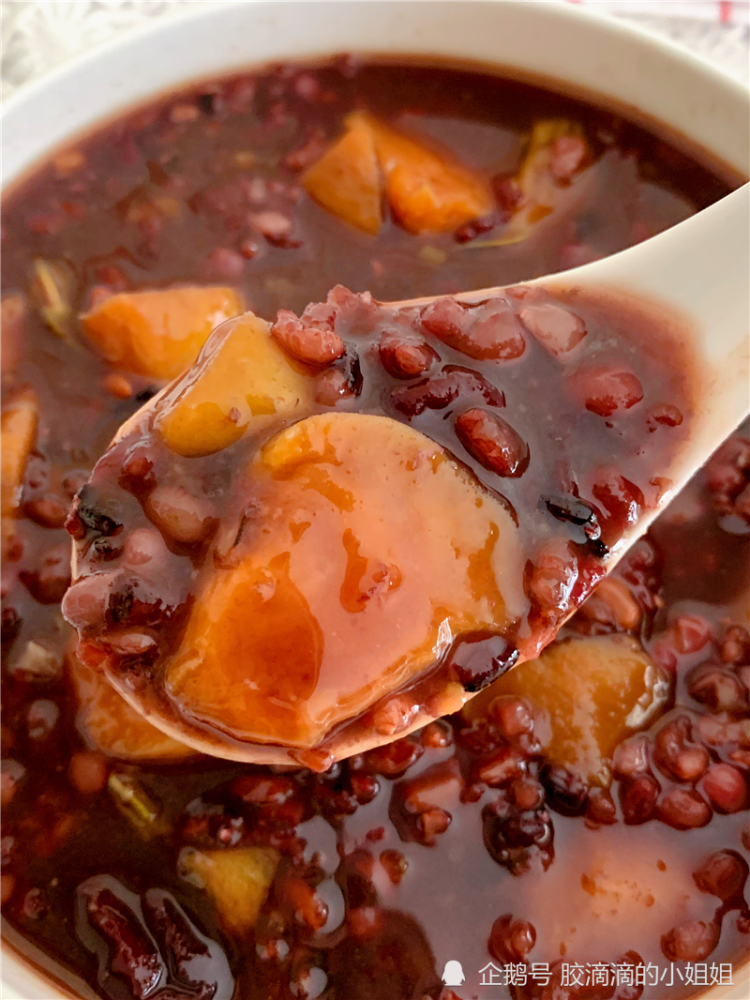 普通锅煮的话红豆和米浸泡两三个小时口感会更好,今天的紫薯杂粮粥我