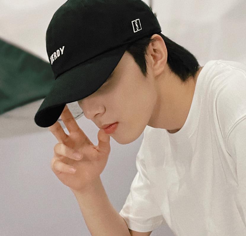 刘耀文晒侧脸照火上热搜,粉丝直呼"拿来吧你",这梗太适合他了_腾讯