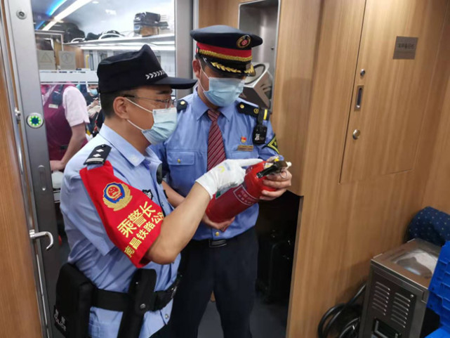 检查列车防火设施杨宏伟摄2021年9月9日,d733次由北京西开往革命老区