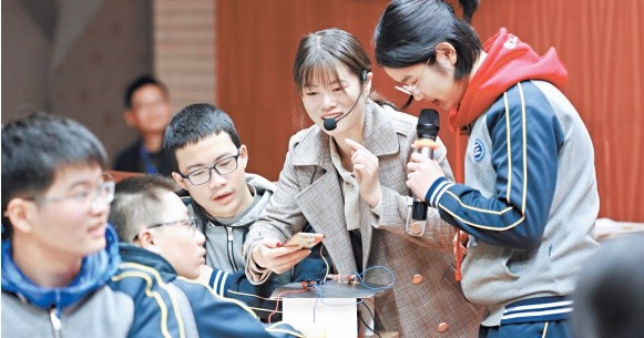 武汉市光谷第二初级中学树立教师第一观念全力以赴多元发展