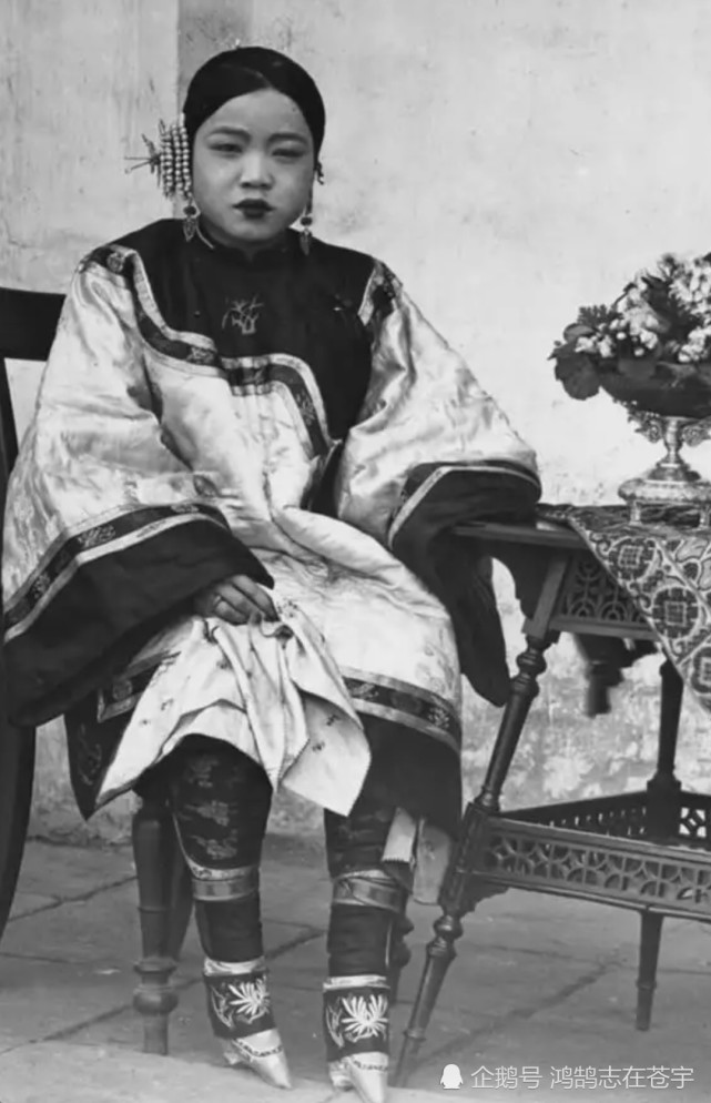 清末老照片:官员下乡巡视锣鼓喧天,地主小妾站在家门口羞羞答答