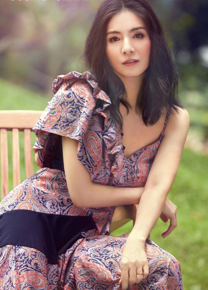 快奔五的杨采妮还有葫芦身材,穿蓝色连衣裙配齐肩发,状态好极了