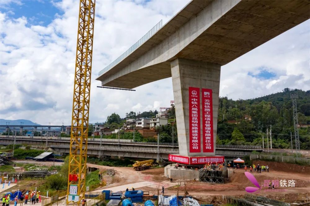 总重2.36万吨的悬浇t型刚构桥,是目前国内单体最重的跨铁路转体桥.