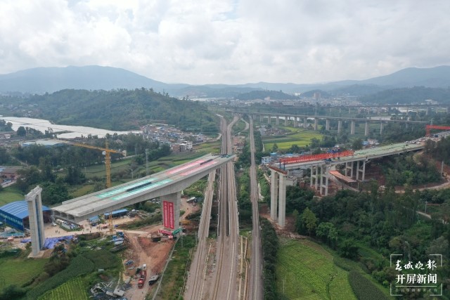 最新进展楚大高速公路扩容工程顺利跨越成昆铁路