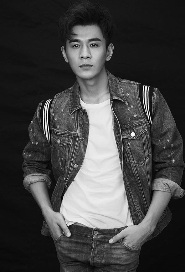 乔振宇老态渐起,幸好身材依旧保持到位,穿休闲装也有绅士感