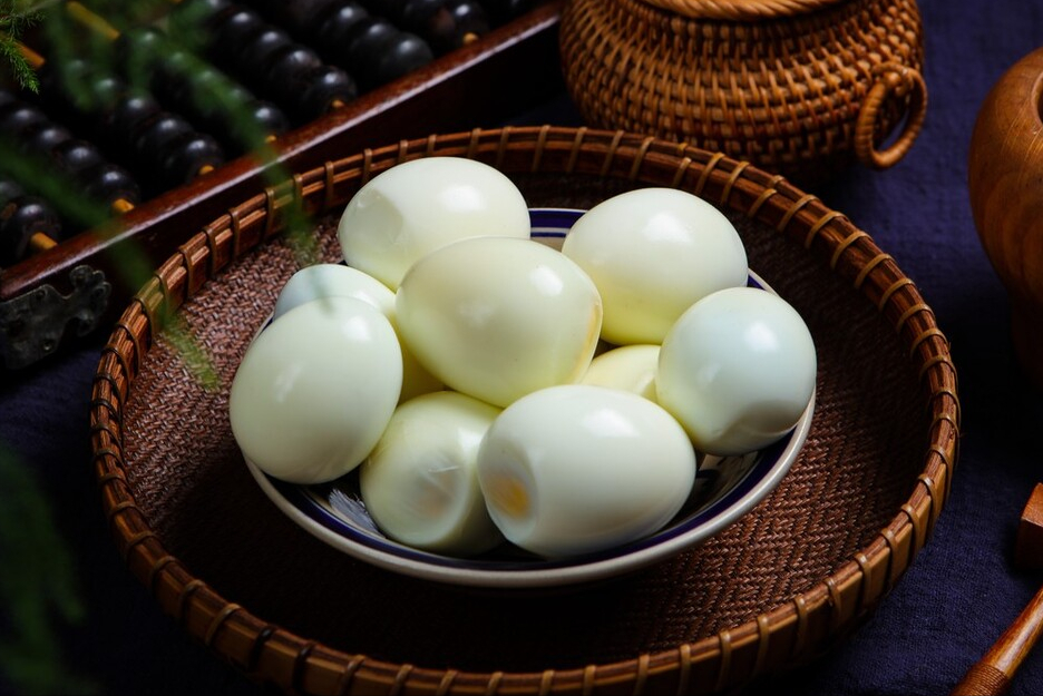 做水煮蛋直接下锅是不对的老保姆教你2招鸡蛋鲜嫩不粘壳