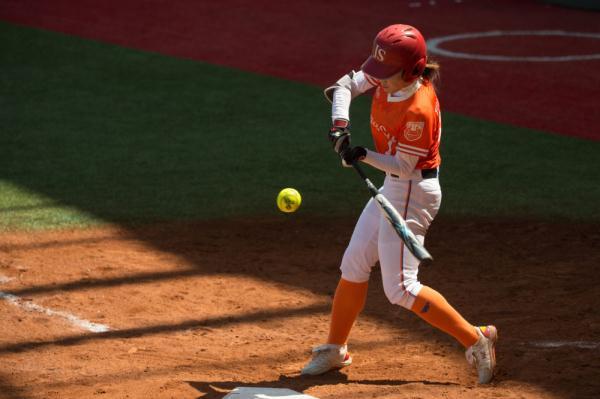 江苏队球员袁淮宁在比赛中击球.