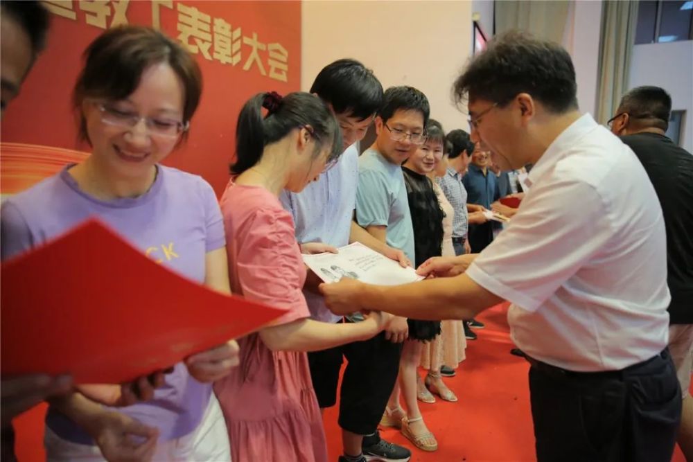 27对教职工收到学生手绘结婚证衢州高级中学举行庆祝第37个教师节暨教