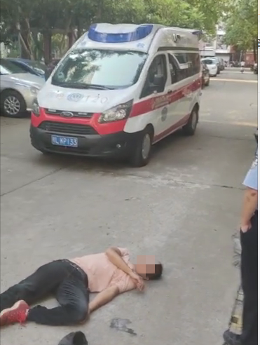 百色男子疑因感情问题喝敌敌畏轻生倒地昏迷不醒