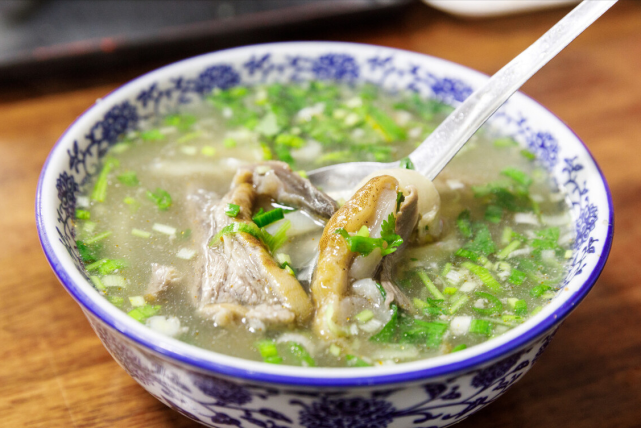 秋季进补多喝羊肉汤牢记3个窍门羊汤浓白好喝不膻不腥