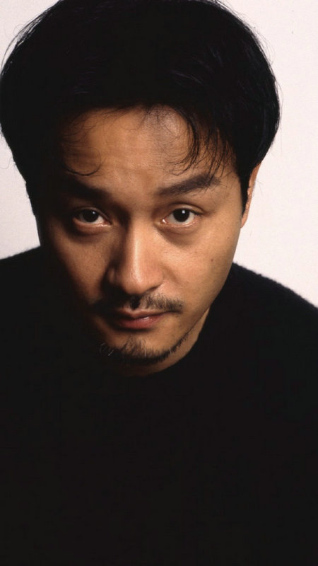 张国荣未公开旧照罕见曝光对着镜头灿笑清秀俊逸