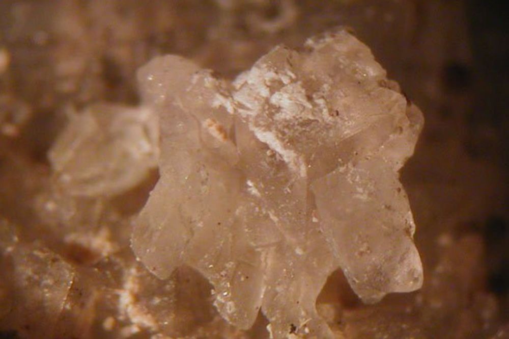 硝石当硝石溶解于水中的时候也会吸收大量的热度,把热度吸收走就会让