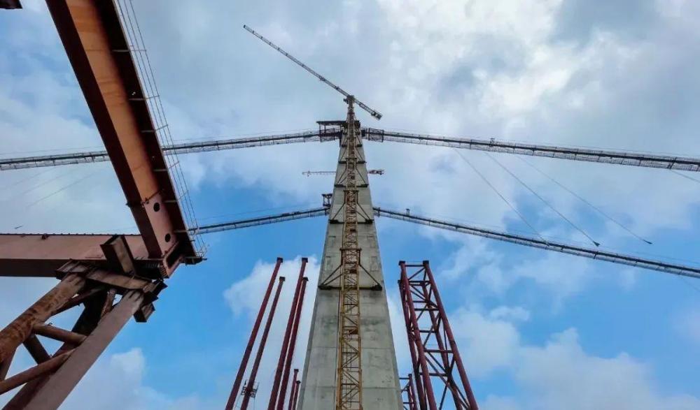 吊机应用国内首个大跨度悬索桥深槽入鞍焊接机器人…这座计划年底合