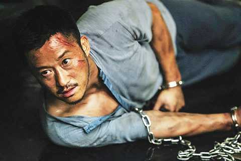 47岁吴京拍戏意外坠马，头部着地无法翻身，他的反应让人泪目