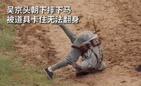 47岁吴京拍戏意外坠马，头部着地无法翻身，他的反应让人泪目