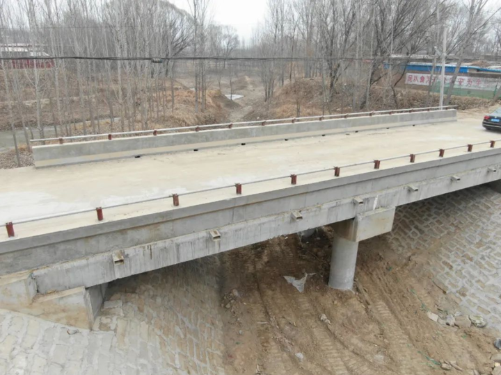 5=8m,上部结构采用预应力混凝土空心板,下部结构采用柱式墩台,钻孔