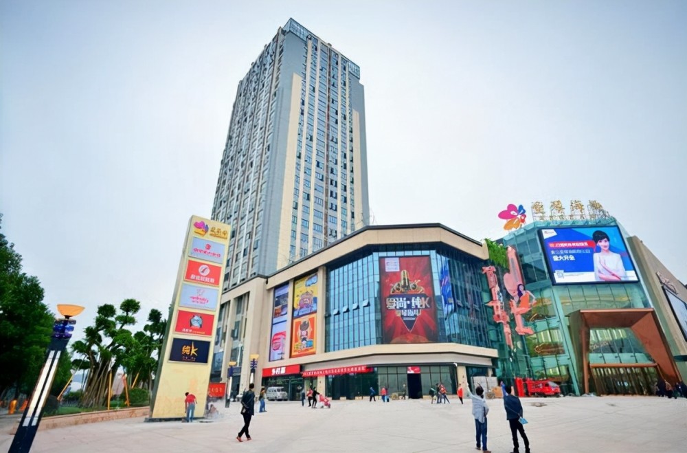 融创东站铭门咫尺万达广场,红星美凯龙,爱情海购物公园等大型商圈,并