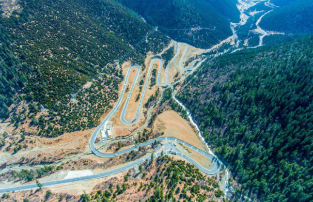 而是川藏公路南線的業拉山盤山公路,這條盤山公路非常曲折,沿大山山腰