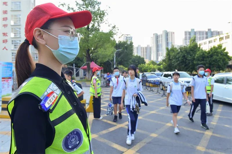 小编来到东莞市可园中学,用镜头记录这些可爱的"义警"为校园安全付出